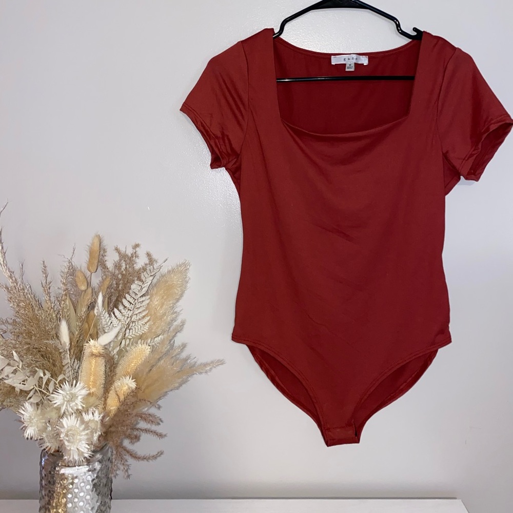 Woman’s M shirt sleeve bodysuit